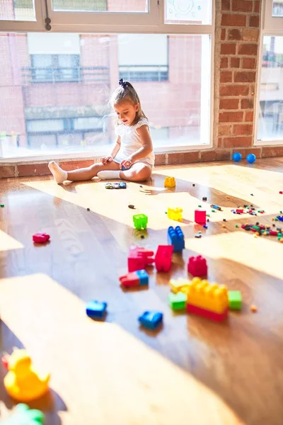 Joven Niña Rubia Hermosa Disfrutando Escuela Juego Con Juguetes Jardín — Foto de Stock