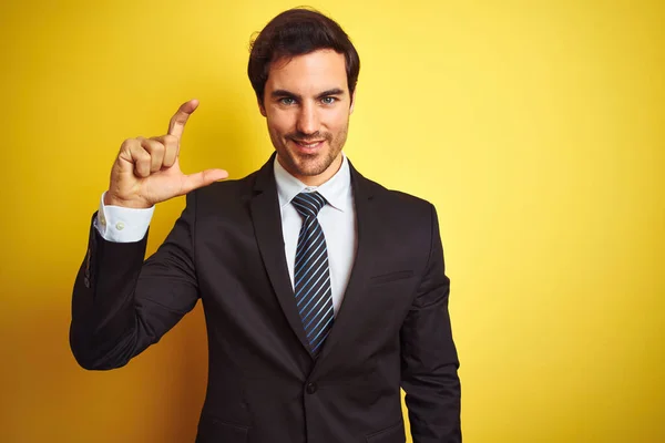 Jovem Empresário Bonito Vestindo Terno Gravata Sobre Fundo Amarelo Isolado — Fotografia de Stock