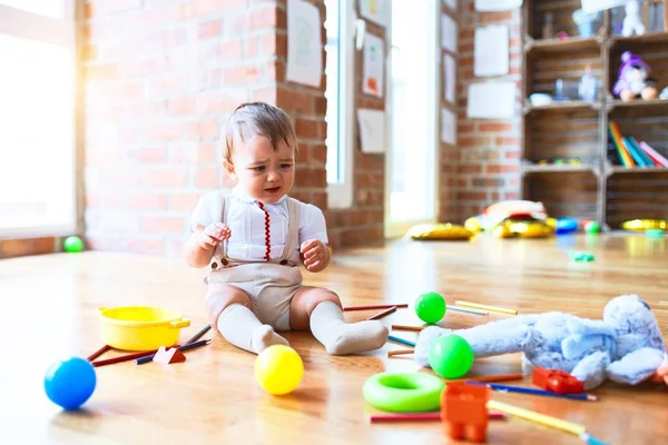 Entzückendes Kleinkind Das Kindergarten Viel Spielzeug Herumspielt Und Weint — Stockfoto