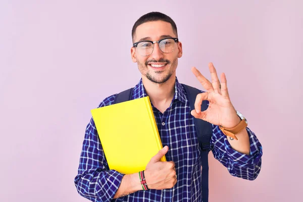 Jovem Estudante Bonito Homem Segurando Livro Sobre Fundo Isolado Fazendo — Fotografia de Stock