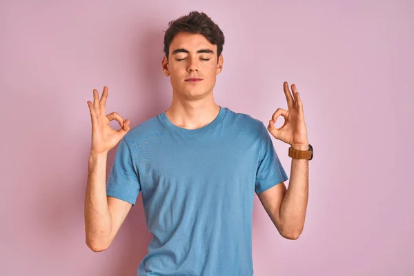 Menino Adolescente Vestindo Camiseta Casual Sobre Fundo Isolado Azul Relaxar — Fotografia de Stock