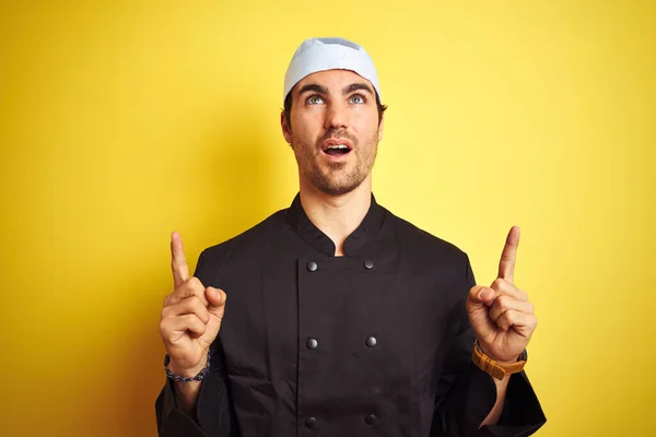 Mladý Pohledný Kuchař Muž Vaření Uniformu Klobouk Přes Izolované Žluté — Stock fotografie
