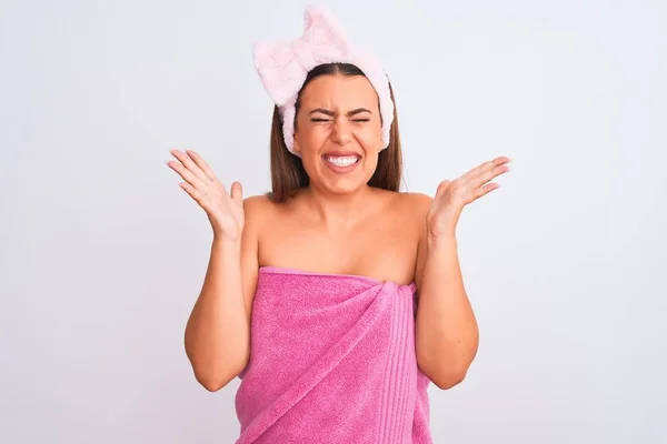 Mulher Bonita Vestindo Toalha Banho Rosa Cabeça Beleza Sobre Fundo — Fotografia de Stock