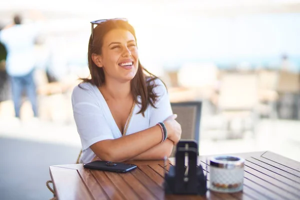 Jonge Mooie Vrouw Zit Het Terras Van Een Restaurant Glimlachend — Stockfoto