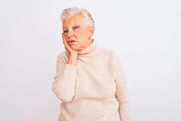 Donna Anziana Dai Capelli Grigi Indossa Maglione Dolcevita Piedi Sfondo — Foto Stock