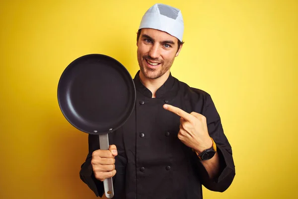 Joven Chef Con Uniforme Sombrero Sosteniendo Sartén Del Cocinero Sobre —  Fotos de Stock