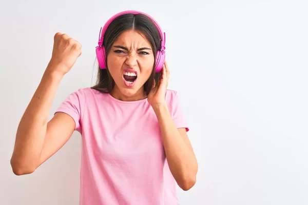 Jovem Mulher Bonita Ouvindo Música Usando Fones Ouvido Sobre Fundo — Fotografia de Stock