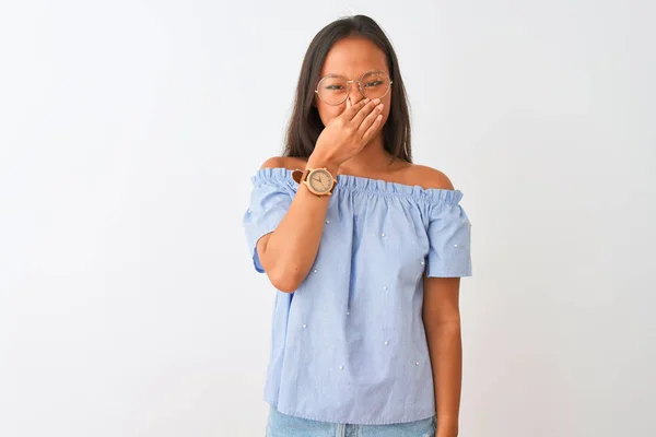 Ung Kinesisk Kvinna Bär Blå Shirt Och Glasögon Över Isolerad — Stockfoto