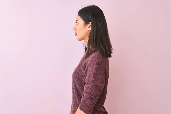 Joven Mujer China Con Suéter Púrpura Pie Sobre Fondo Rosa —  Fotos de Stock
