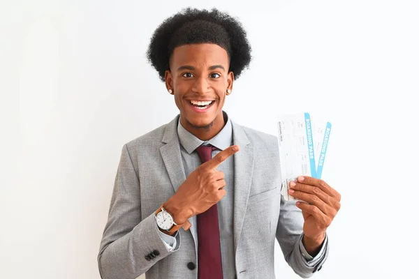 Ung Afrikansk Amerikansk Affärsman Håller Boardingkort Över Isolerad Vit Bakgrund — Stockfoto