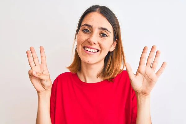 Vacker Rödhårig Kvinna Bär Casual Röd Shirt Över Isolerad Bakgrund — Stockfoto