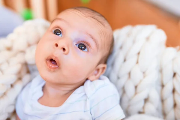 Adorable Bebé Acostado Sobre Una Manta Suelo Casa Recién Nacido —  Fotos de Stock