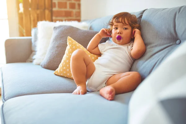 Hermosa Niña Pequeña Con Camiseta Blanca Sentada Sofá Usando Chupete —  Fotos de Stock