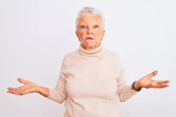 Mujer Mayor Pelo Gris Que Usa Suéter Cuello Alto Pie — Foto de Stock