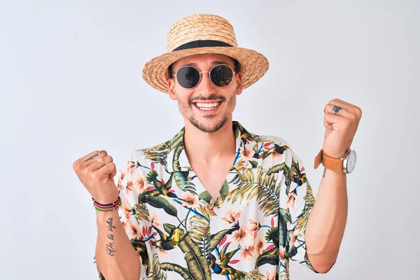 Joven Hombre Guapo Con Camisa Hawaiana Sombrero Verano Sobre Fondo —  Fotos de Stock