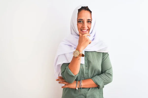 孤立した背景の上に伝統的なイスラム教徒のヒジャーブを身に着けている若い美しいアラブの女性は 交差腕とあごに提起手で笑顔カメラに自信を見て 肯定的な考え — ストック写真