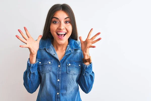 Giovane Bella Donna Indossa Camicia Jeans Casual Piedi Sopra Isolato — Foto Stock