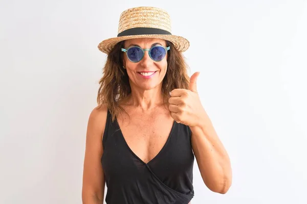Mulher Meia Idade Vestindo Preto Shirt Óculos Sol Chapéu Sobre — Fotografia de Stock