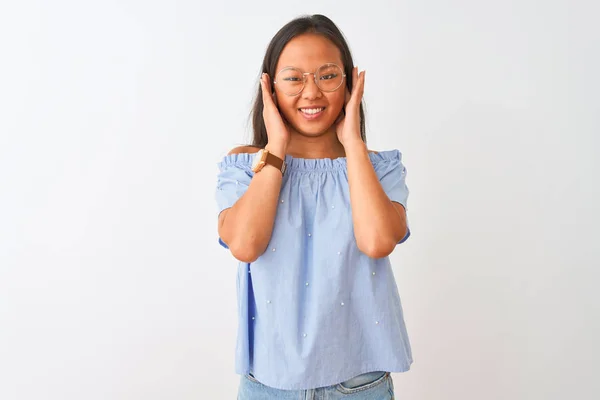 Jovem Chinesa Vestindo Camiseta Azul Óculos Sobre Fundo Branco Isolado — Fotografia de Stock