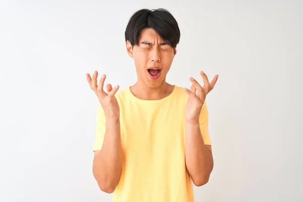 Chinesischer Mann Gelbem Lässigem Shirt Der Vor Isoliertem Weißem Hintergrund — Stockfoto