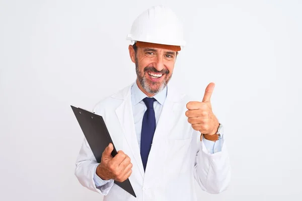 Ingeniero Senior Con Casco Seguridad Sujetando Portapapeles Sobre Fondo Blanco — Foto de Stock