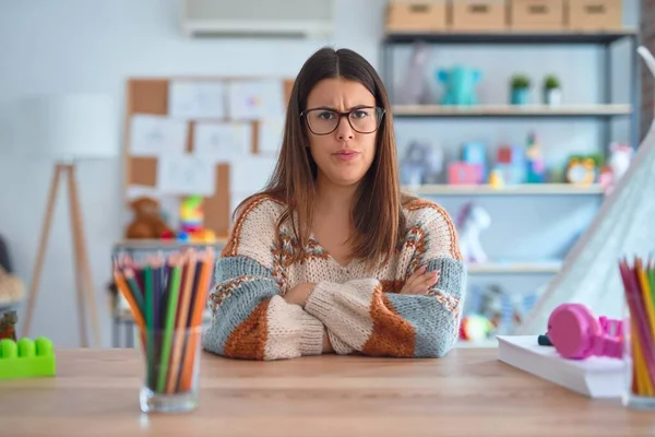 Giovane Bella Insegnante Donna Indossa Maglione Occhiali Seduto Sulla Scrivania — Foto Stock