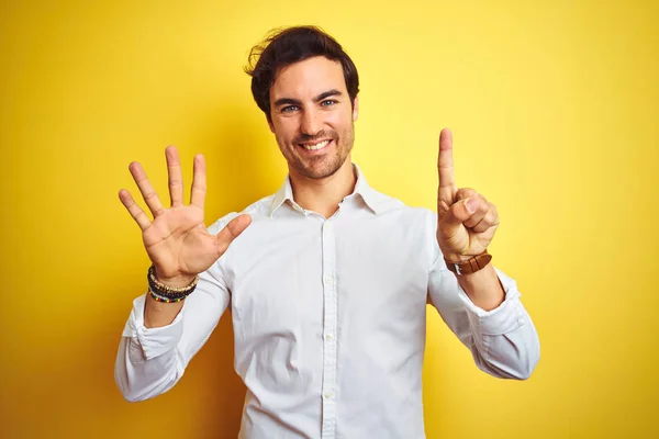 Joven Hombre Negocios Guapo Con Camisa Elegante Pie Sobre Fondo — Foto de Stock