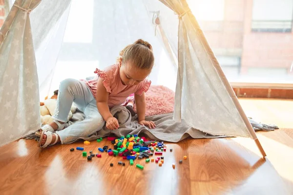 Schöne Blonde Kleinkind Mädchen Spielt Mit Bauklötzen Tipi Kindergarten — Stockfoto