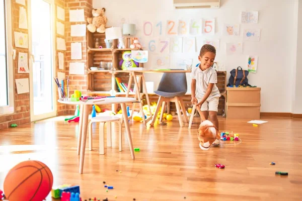 Vacker Afrikansk Amerikansk Småbarn Leker Med Häst Leksak Med Stick — Stockfoto