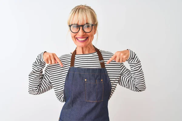 Mujer Chef Mediana Edad Con Delantal Gafas Sobre Fondo Blanco —  Fotos de Stock