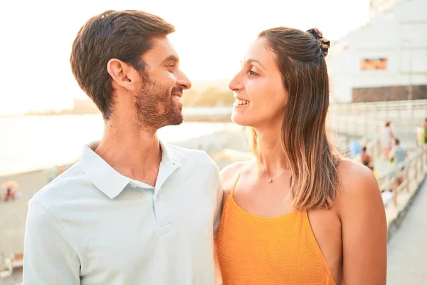 Giovane Bella Coppia Vacanza Sorridente Felice Fiducioso Piedi Con Sorriso — Foto Stock