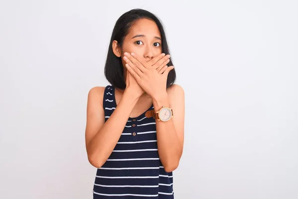 縞模様のTシャツを着た若い中国の女性は 孤立した白い背景の上に立っているミスのために手で口をカバーショックを受けた 秘密概念 — ストック写真