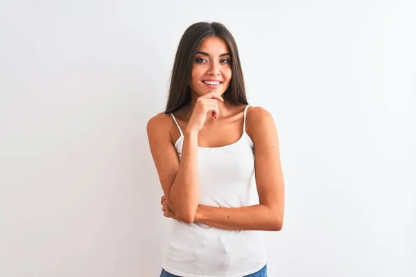 Joven Hermosa Mujer Con Camiseta Casual Pie Sobre Fondo Blanco — Foto de Stock