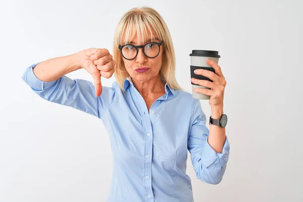 Geschäftsfrau Mittleren Alters Trinkt Kaffee Auf Isoliertem Weißen Hintergrund Mit — Stockfoto