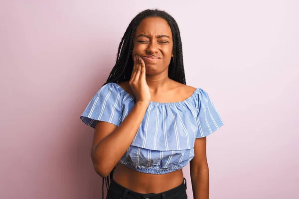 Mujer Afroamericana Con Camiseta Rayas Pie Sobre Fondo Rosa Aislado — Foto de Stock