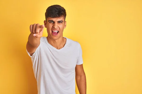 Hombre Joven Indio Con Camiseta Blanca Pie Sobre Fondo Amarillo —  Fotos de Stock