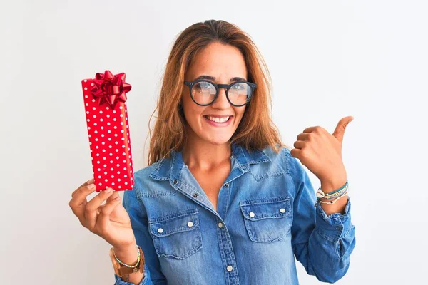 Ung Vacker Rödhårig Kvinna Bär Glasögon Och Hålla Födelsedagspresent Pekar — Stockfoto