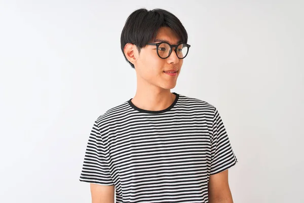 Číňan Brýlemi Námořnickým Pruhovaným Tričkem Stojící Nad Izolovaným Bílým Pozadím — Stock fotografie