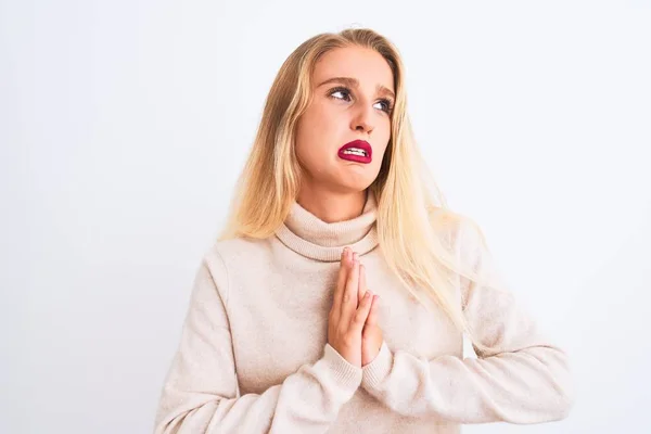 孤立した白い背景物乞いと手で祈る上に立って亀のセーターを着て若い美しい女性と一緒に顔に希望の表現は非常に感情的かつ心配 許しを求める 宗教概念 — ストック写真