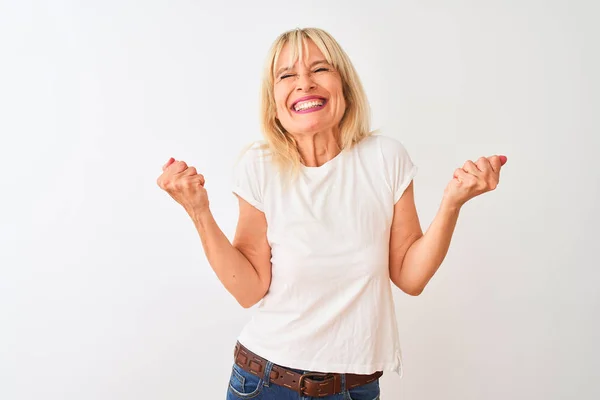 Mulher Meia Idade Vestindo Camiseta Casual Sobre Fundo Branco Isolado — Fotografia de Stock