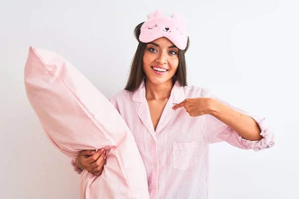 Mulher Bonita Usando Máscara Sono Pijama Segurando Travesseiro Sobre Fundo — Fotografia de Stock
