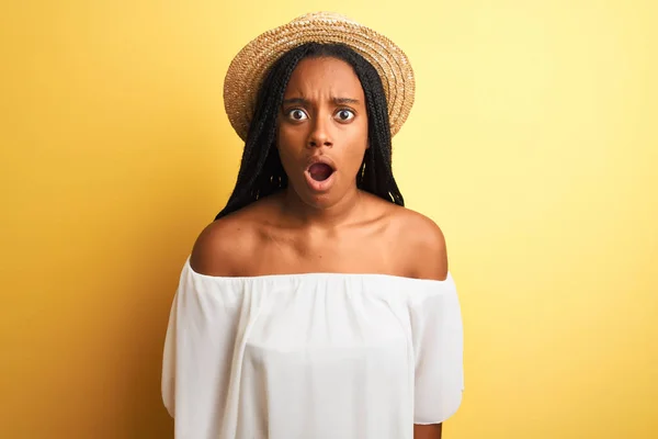 Mujer Afroamericana Joven Vistiendo Camiseta Blanca Sombrero Sobre Fondo Amarillo —  Fotos de Stock