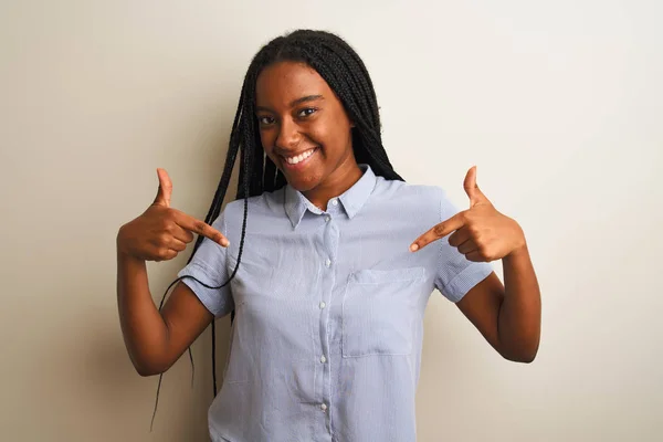 Genç Afro Amerikan Kadın Çizgili Gömlek Giyiyor Zole Edilmiş Beyaz — Stok fotoğraf