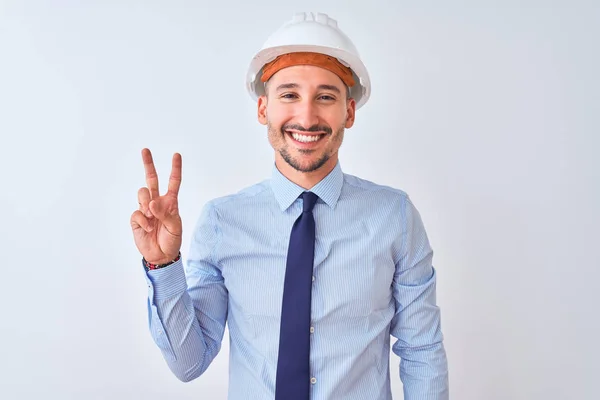 사업가가 자신있고 행복하게 웃으면서 계약자 헬멧을 손가락 고개를 — 스톡 사진