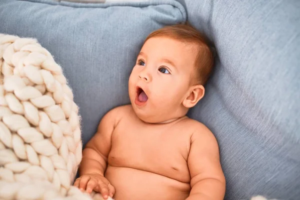 Adorable Bebé Acostado Sobre Una Manta Sofá Casa Recién Nacido — Foto de Stock