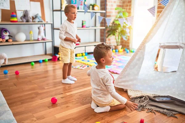 Schöne Blonde Zwillinge Spielen Kindergarten Jede Menge Spielzeug — Stockfoto