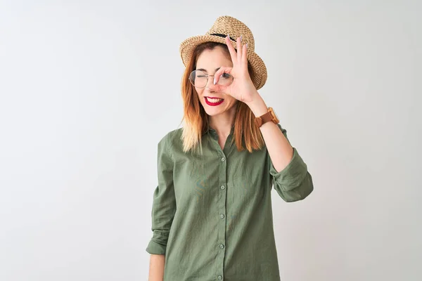Mujer Pelirroja Con Gafas Camisa Verde Sombrero Sobre Fondo Blanco — Foto de Stock