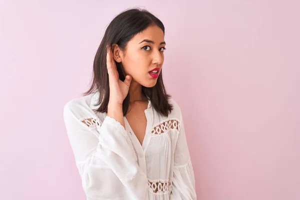Ung Kinesisk Kvinna Klädd Sommar Skjorta Stående Över Isolerad Rosa — Stockfoto