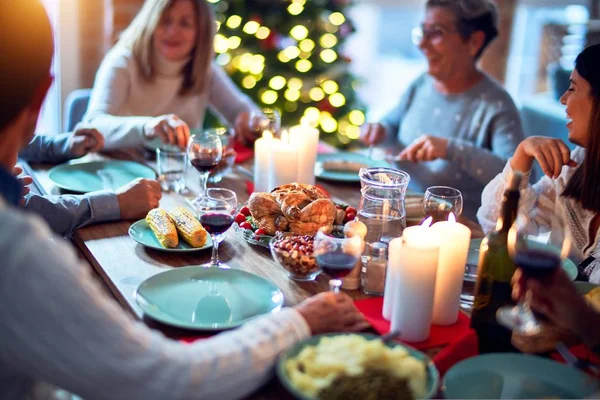 伝統的な料理と装飾でクリスマスの前夜を祝う家で家族や友人の食事 すべて一緒にテーブルの上に座って — ストック写真