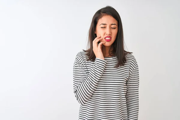 Joven Hermosa Mujer China Con Camiseta Rayas Pie Sobre Fondo — Foto de Stock